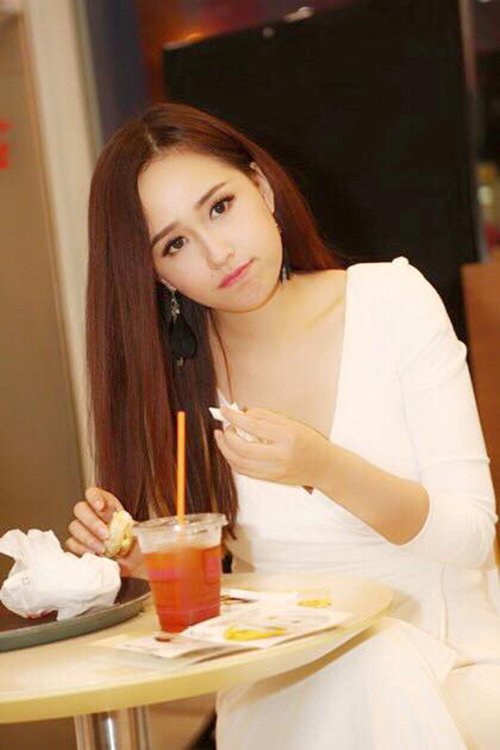 Bức ảnh chụp khi Mai Phương Thúy đang ăn uống song không làm ảnh hưởng tới nhan sắc của cô. Biểu cảm dễ thương của người đẹp sinh năm 1988 khiến nhiều cô gái phải ghen tỵ.