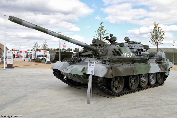 
Một phiên bản khác mang tên T-55AD với hệ thống radar phòng vệ chủ động đời đầu “Drozd” APS.
