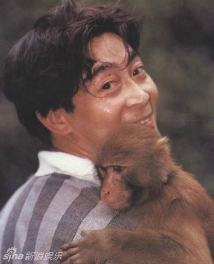 
Chú khỉ ngoan ngoãn nằm trên vai Lục Tiểu Linh Đồng.
