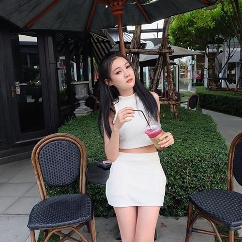 
Dường như, Ekaehla đã tạo nên một sự khác biệt về vẻ ngoài so với các hot girl khác ở Thái Lan.
