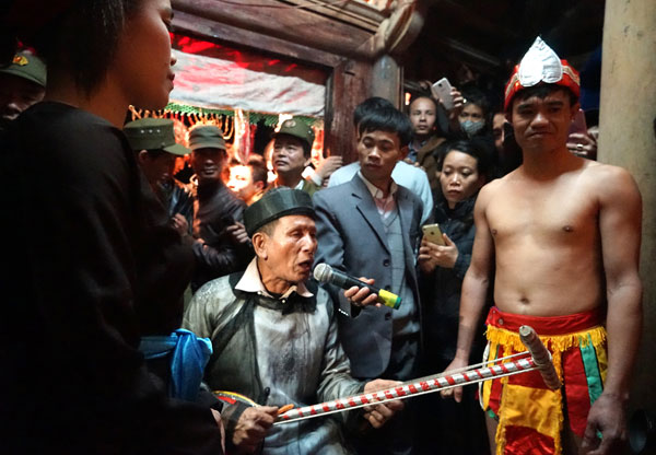 
Nửa đêm, trong miếu Đụ Đị, cụ chủ trò cất tiếng khấn ngân nga như tiếng hát, trong tay cầm biểu tượng chiếc đàn. Đứng hai bên cụ là đôi nam nữ chuẩn bị làm lễ Mật.
