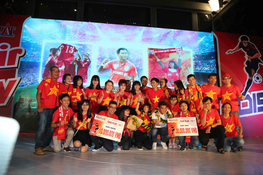 
Hoàng Yến cùng Hội CĐV của mình luôn ủng hộ hết mình cho bóng đá Việt Nam.
