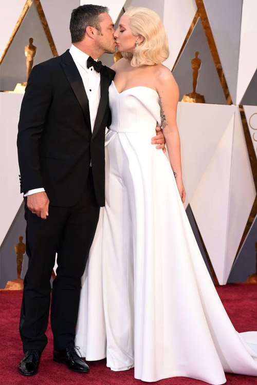 
Lady Gaga và vị hôn phu Taylor Kinney tình tứ trên thảm đỏ
