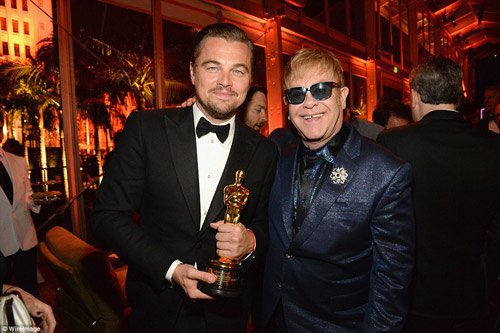 
Sau đó, anh lại giữ khư khư tượng vàng Oscar trên tay khi chụp ảnh cùng Elton John.
