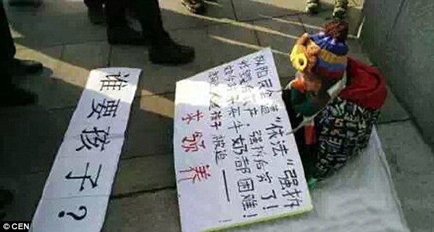 
Hình ảnh được chia sẻ trên Weibo đã thu hút sự chú ý của cộng động mạng. Nhiều người bảy tỏ quan ngại tới sự an toàn của đứa bé và nghi ngờ đây liệu có phải là buôn người trá hình không.
