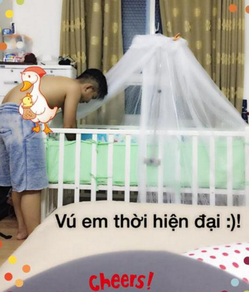 
Tuy nhiên, sự ra đời của con trai KuBi đã khiến suy nghĩ và cuộc sống của cậu ấm Phan Hiển có nhiều thay đổi. Anh tự cảm thấy bản thân chín chắn và trưởng thành hơn rất nhiều.
