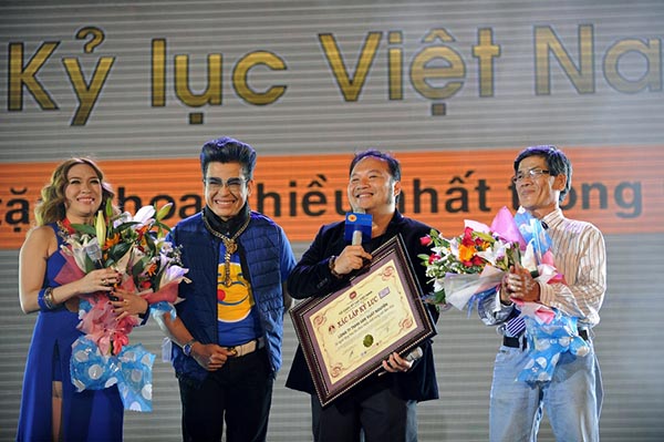 Không chỉ hát, Mỹ Tâm cùng nhạc sĩ Nguyễn Hà, MC Thanh Bạch còn đại diện chương trình nhận bằng chứng nhận kỉ lục Guinness cho Đêm nhạc có số người tặng hoa cho nhau nhiều nhất.
