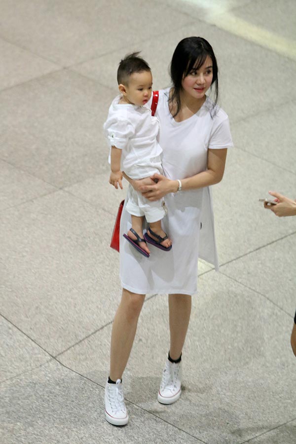 Hình ảnh Vy Oanh chăm sóc, vui đùa cùng con trai tại sân bay.