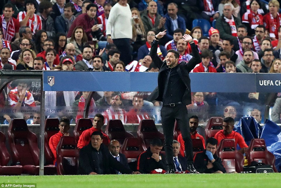 
Diego Simeone có lẽ cũng không tin nổi pha bóng thần sầu của cậu học trò.
