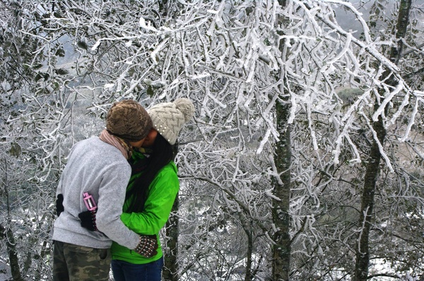 Trong khung cảnh tuyết rơi, cặp đôi tình tứ,hôn nhau càng khiến nhiều người liên tưởng như bộ phim lãng mạn Hàn Quốc. Nguồn Facebook