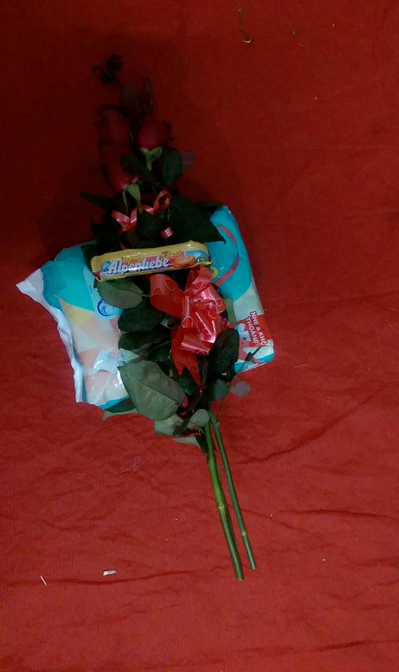 Có ông chồng rất thực tế, tặng hoa hồng không quên bịch bỉm cho con.