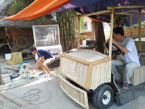 Anh Tân đang chế tạo chiếc ô tô điện bằng tre tại xưởng chế tạo ở Hội An
