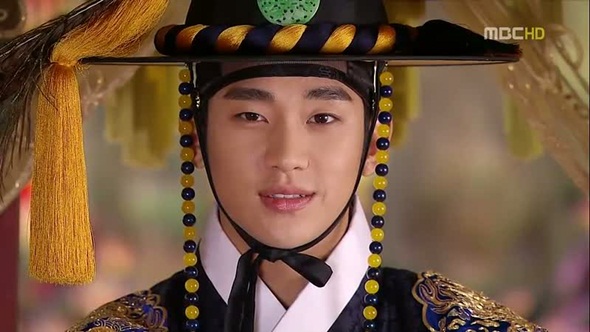 
The Moon Embracing the Sun là bộ phim truyền hình có rating cao nhất trong số những tác  phẩm Kim Soo Hyun đóng chính. Phim ghi nhận mức rating trung bình là 33%.
