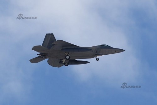 
F-22 thiết kế với khoang chứa trong thân, nhưng nếu hi sinh tính tàng hình thì cho phép nó mang thêm bên ngoài giá treo trên cánh. Hệ thống vũ khí của F-22 gồm: tên lửa không đối không tầm ngắn AIM-9, tầm xa AIM-120; bom JDAM, bom đường kính nhỏ GBU-39 hoặc GBU-53/B, bom chùm…
