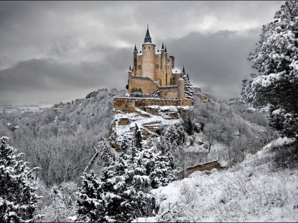 
Alcázar of Segovia là một lâu đài cổ với lối thiết kế độc đáo mô phỏng theo hình mũi thuyền. Đây cũng là một trong những nguồn cảm hứng của Walt Disney khi tạo nên lâu đài cổ tích trong bộ phim hoạt hình nổi tiếng Cinderella.
