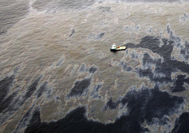 
Hình ảnh chụp từ trên cao cho thấy dầu loang lổ ở mỏ dầu Frade, ngoài khơi bờ biển Campos Basin, thuộc địa phận bang Rio de Janeiro, Brazil vào ngày 18/11/2011.
