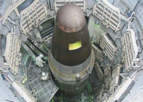 
LGM-30G Minuteman: ICBM bay nhanh nhất. Quốc gia sản xuất: Mỹ, phóng lần đầu năm 1966. Trọng lượng phóng của tên lửa này 35,5 tấn, tầm bắn 13.000 km. LGM-30G Minuteman được cho là ICBM bay nhanh nhất thế giới và có thể đạt tốc độ hơn 24.000 km/h ở giai đoạn bay cuối 
