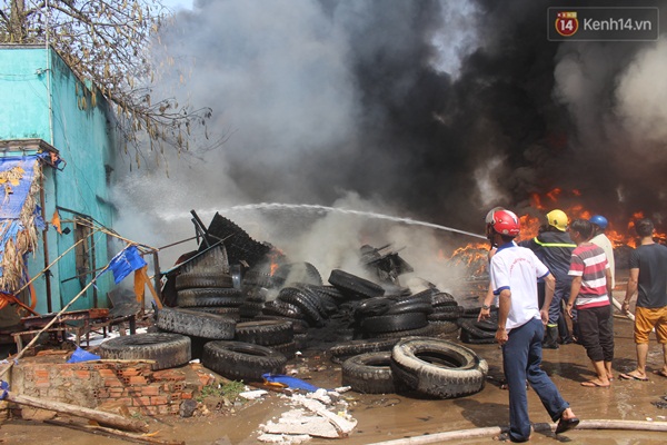 Lực lượng cứu hoả khống chế đám cháy không cho lan sang nhà người dân