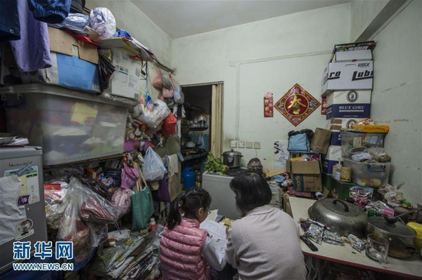 
Cô Tan cùng con gái sống trong căn nhà rộng 20m2 đã 6 năm nay. Nếu như trước đây, tiền thuê phòng chỉ là HK$2,000 thì nay giá thuê phòng đã tăng lên gấp đôi. Tan cho biết mặc dù không nhận được trợ cấp nhưng cô vẫn có thể tự kiếm tiền để chi trả cho cuộc sống của mình.
