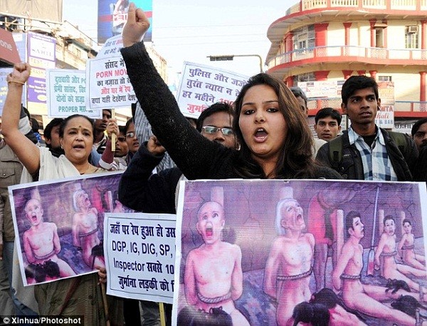
Các nhà hoạt động xã hội biểu tình vì quyền của phụ nữ Ấn Độ và yêu cầu chính phủ cần phải có biện pháp nặng hơn để trừng phạt bọn yêu râu xanh.
