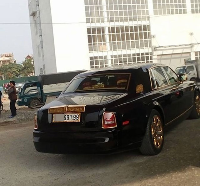 Trong khi đó, chiếc Rolls-Royce Phantom mạ vàng thứ 2 mang biển kiểm soát Hà Nội và có số lượng vàng ấn tượng hơn so với xe của đại gia tại Mạo Khê.