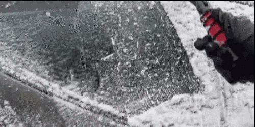 
4. Một nhát chém giải thoát cho ô tô bị chôn vùi trong lớp băng tuyết ngày giá rét.
