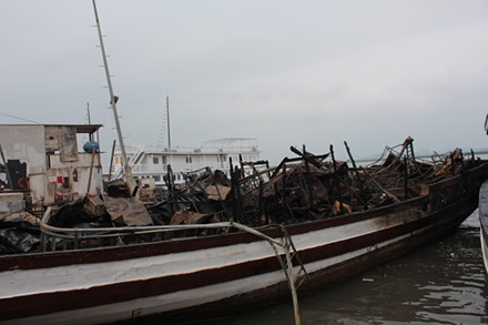 
Đêm 3.2.2015, tàu QN 2566 của Cty TNHH Hạ Long Biển Ngọc đang neo đậu gần đảo Ti – Tốp thì bị bốc cháy trơ khung. May mắn, đội ngũ thuyền viên và 16 du khách nước ngoài được cứu thoát
