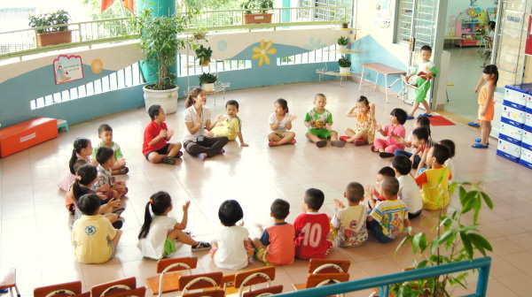 Làm cô giáo mầm non phải chịu rất nhiều áp lực tâm lý và phải có sức khoẻ tốt để có thể chăm sóc hàng chục bé một lúc