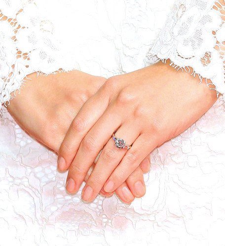 
Theo nguồn tin, chiếc nhẫn kim cương trên tay Keiko có giá 1,6 tỷ đồng
