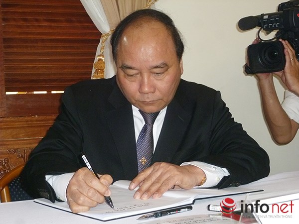 
Phó Thủ tướng Chính phủ Nguyễn Xuân Phúc ghi sổ tang ông Nguyễn Bá Thanh
