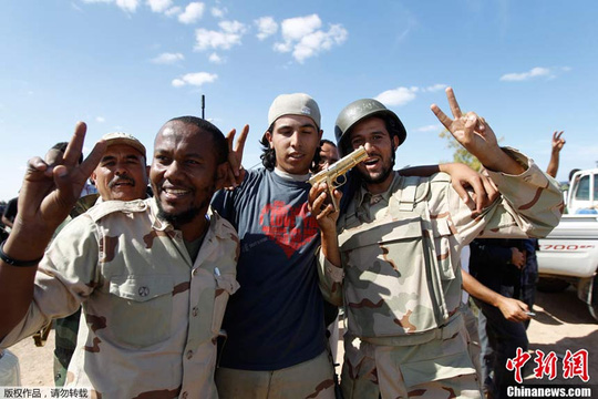 Khẩu súng được mang đi diễu hành sau khi đại tá Gaddafi bị tiêu diệt. Ảnh: Sina