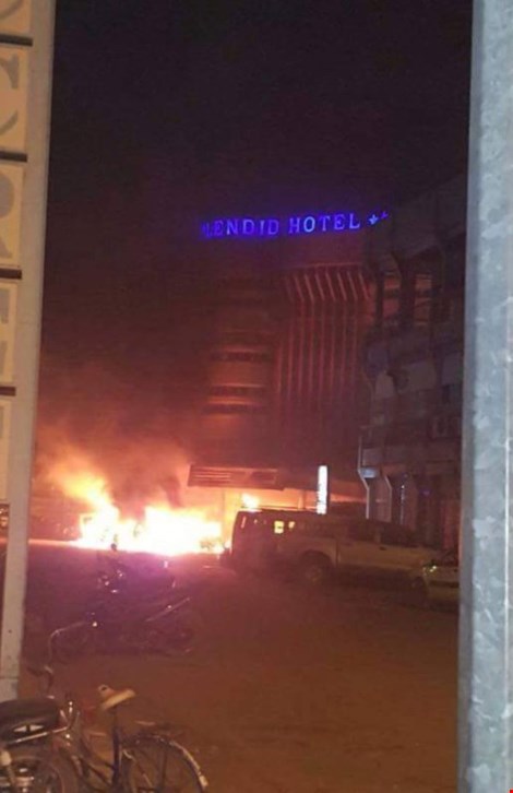 Hiện trường vụ nổ bên ngoài khách sạn Splendid. Ảnh: RT