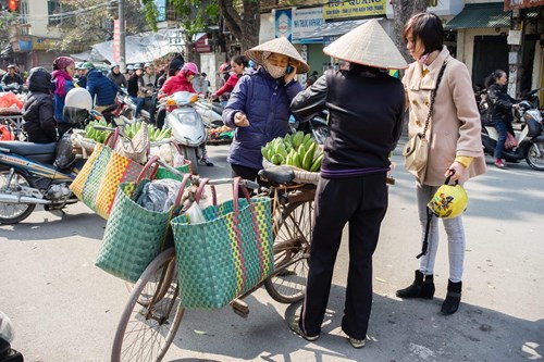 
Người bán, kẻ mua, ai cũng đều vội vã.
