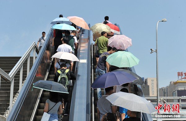 Bắc Kinh những ngày nắng 40 độ C, người đi bộ không thể thiếu ô