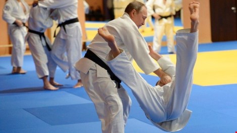 Tổng thống Nga Putin lại tỏa sáng trên sàn Judo khi quật ngã đối tác tập luyện hôm 8-1 (Ảnh: AP)