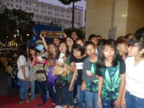 
Các fan chờ đợi ở cổng khách sạn- Nơi T-Ara nghỉ chân.
