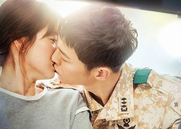 
Nụ hôn gần 100 lần của đại úy Yoo và bác sĩ Kang
