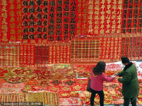 
Cứ mỗi dịp tết đến, người dân Trung Quốc lại mua câu đối đỏ về dán trước cửa.
