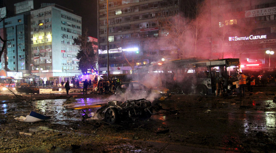 
Cảnh tượng đổ nát sau vụ nổ gần công viên Guven tại thủ đô Ankara, Thổ Nhĩ Kỳ. Ảnh: Reuters
