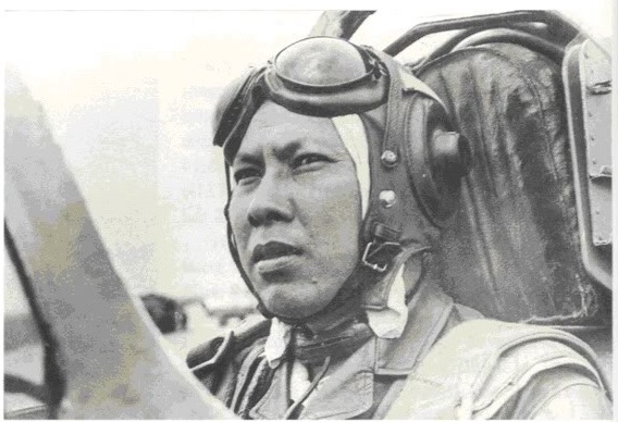 
Phi công tiêm kích Lâm Văn Lích trên buồng lái một chiếc MiG-17.
