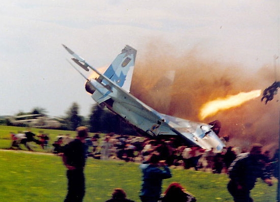 
Chiếc Su-27 rơi thẳng vào đám đông.

