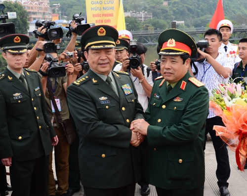 
Đại tướng Phùng Quang Thanh và Thượng tướng Thường Vạn Toàn bắt tay trên cầu Hồ Kiều, trên biên giới Việt-Trung. Ảnh: qdnd.
