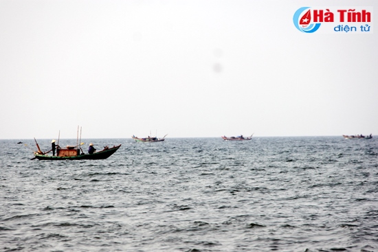 Thuyền đánh cá trên biển Thiên Cầm