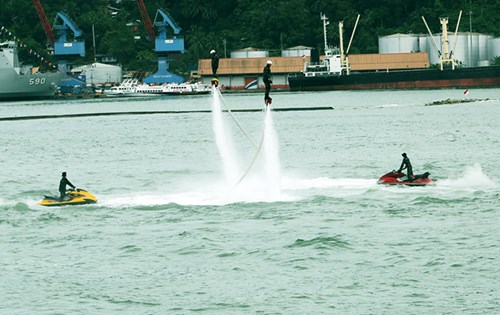 
Lực lượng Hải quân Indonesia biểu diễn mô tô nước.
