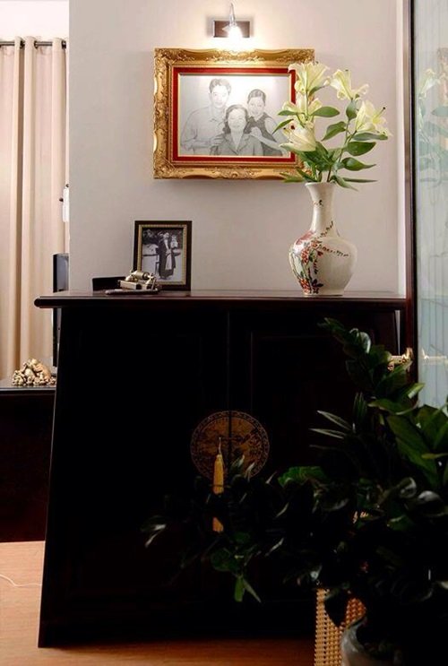 
Ảnh Thúy Nga với mẹ và em trai được trưng bày trang trọng ở một góc phòng
