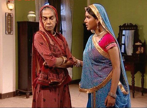 
Bà Kalyani (trái) từng mê muội đi tin vào mọi lời nói của con gái nuôi Tipri.
