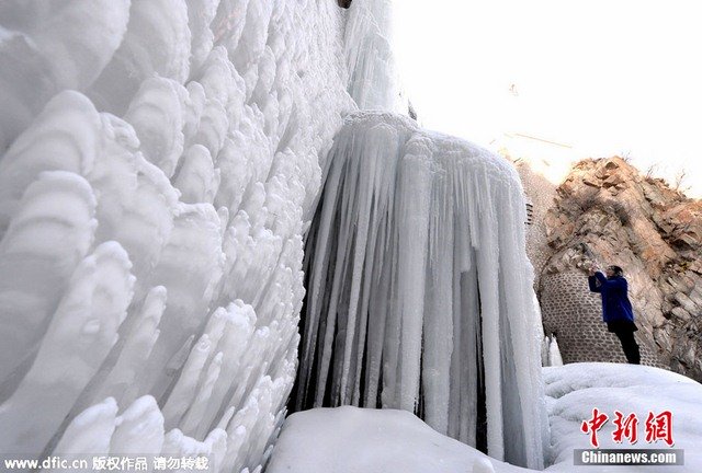 
Thác nước ở Bắc Kinh hóa thành thạch nhũ băng.
