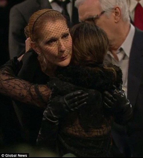 
Gương mặt kìm nén đau thương của Celine Dion khi cảm ơn người hâm mộ đã đến tiễn đưa chồng cô.
