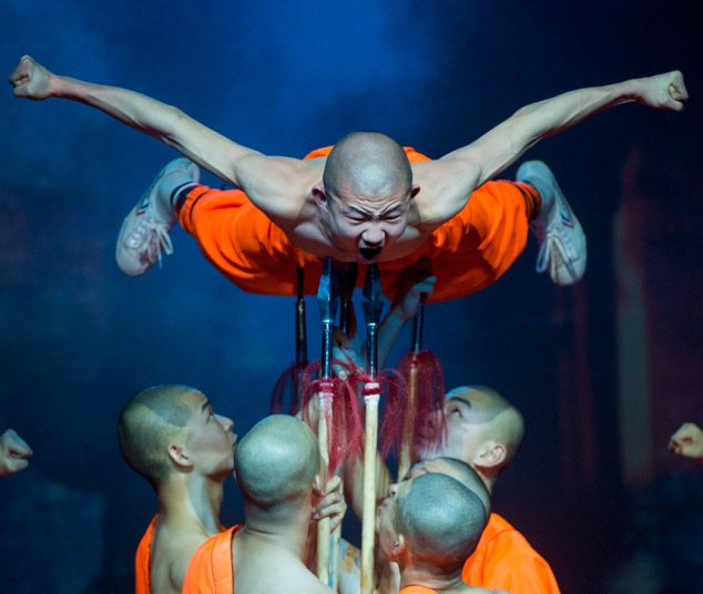 Các võ sinh Thiếu Lâm Tự trình diễn võ thuật tại trung tâm văn hóa MOM ở Budapest, Hungary.