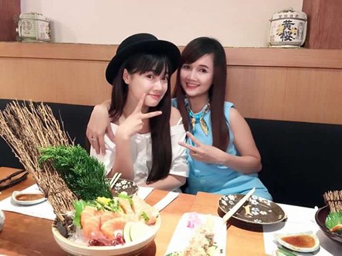 Nhã Phương và chị gái rất thân thiết và thường xuyên đi ăn cùng nhau.